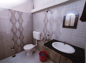 Shower, rainfall showerhead, free toiletries, bathrobes