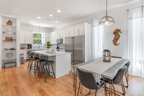 Frigorifero, microonde, piano cottura, lavastoviglie