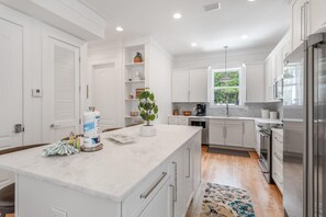 Frigorifero, microonde, piano cottura, lavastoviglie