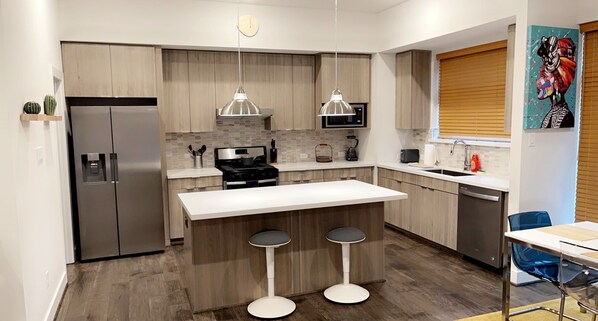 Refrigerador, microondas, horno y parrilla de estufa 