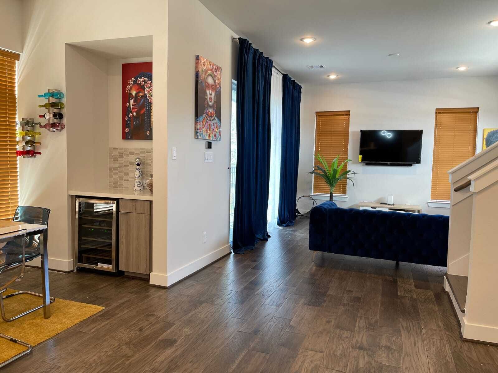 Elegant 3 BR townhouse in the Galleria area. 🏡