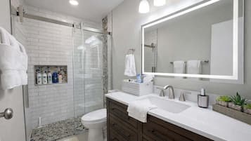 Douche, sĂšche-cheveux, serviettes fournies, savon