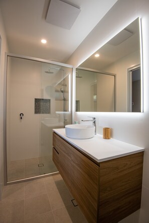 Badewanne, Haartrockner, Handtücher, Seife