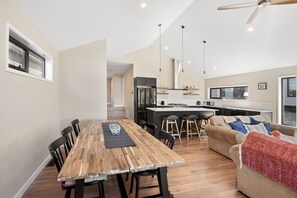 Dining - 3bed 3bath house with lake views. 10mins from Jindabyne. 30 mins to ski tube (East Jindabyne)