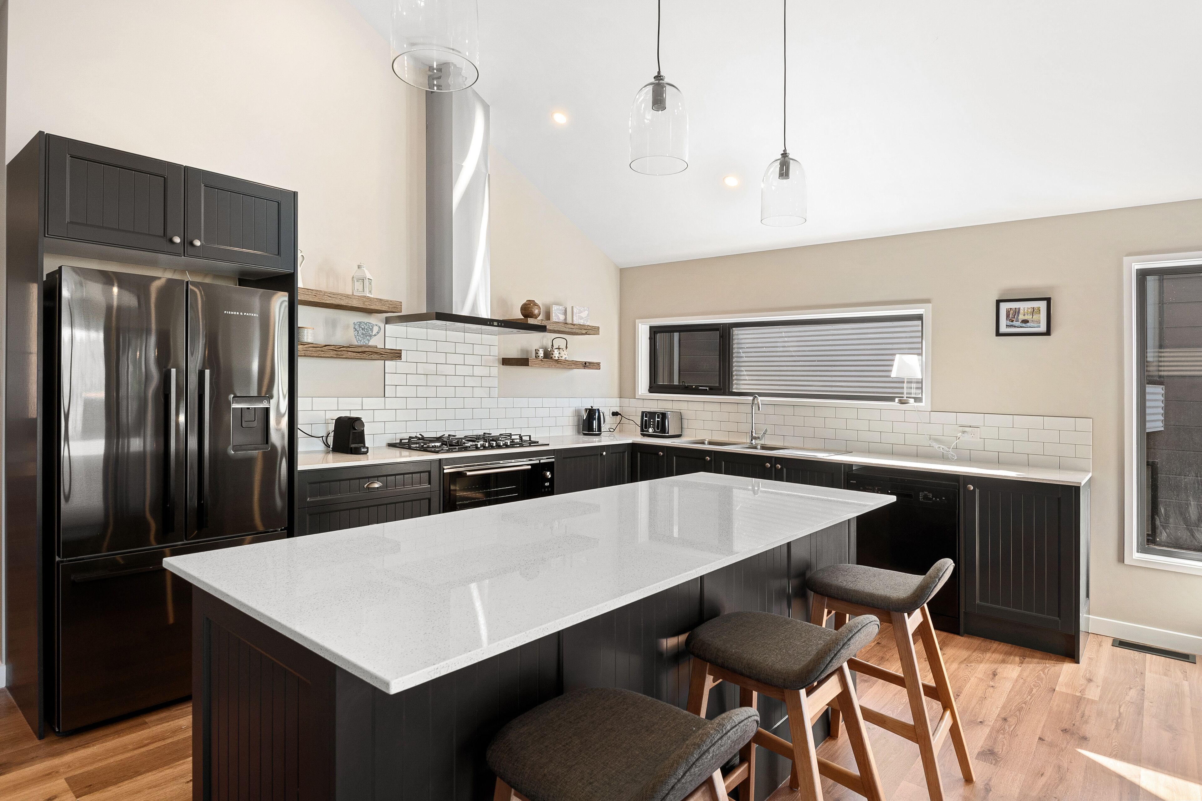 3bed 3bath house with lake views. 10mins from Jindabyne. 30 mins to ski tube — image 11