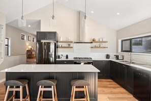 Fridge, microwave, oven, stovetop - 3bed 3bath house with lake views. 10mins from Jindabyne. 30 mins to ski tube (East Jindabyne)