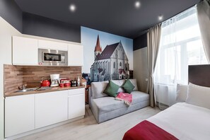Modern Studio for 3 | Ylelliset vuodevaatteet, tallelokero huoneessa, pimennysverhot