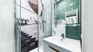 Duplex Studio | Bagno | Doccia, doccia idromassaggio, set di cortesia gratuito, asciugacapelli