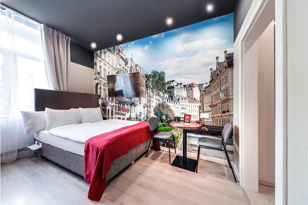 Modern Studio for 3 | Premium bedding, in-room safe, blackout drapes, iron/ironing board