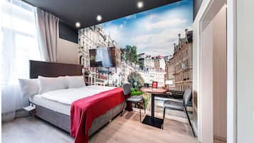 Modern Studio for 3 | Premium bedding, in-room safe, blackout drapes, iron/ironing board
