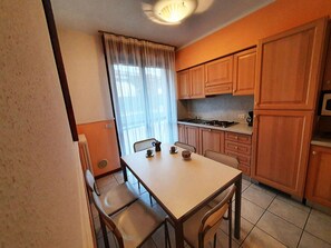 Appartamento familiare, letti multipli, 2 bagni, lato giardino (Family Oasi Garda 6) | Cucina privata | Frigorifero, microonde, forno, piano cottura