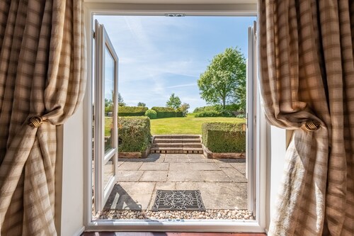 Charming cottage in beautiful private countryside with a boating lake - The Calf Pens