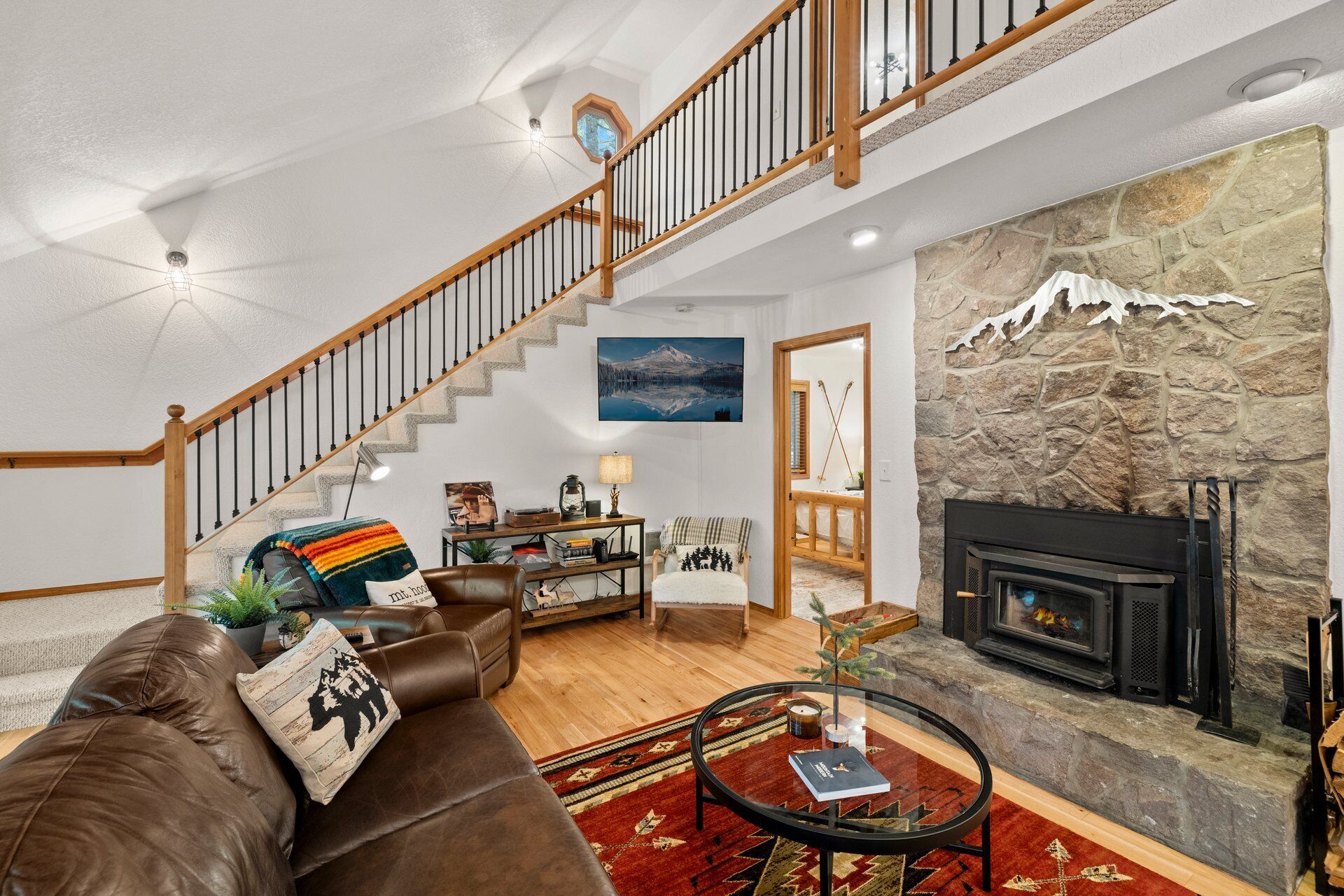 ZigZag Chalet Next To Sandy River With Hot Tub