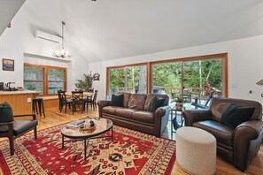 Smart-TV, Kamin, Bücher, Computerbildschirme