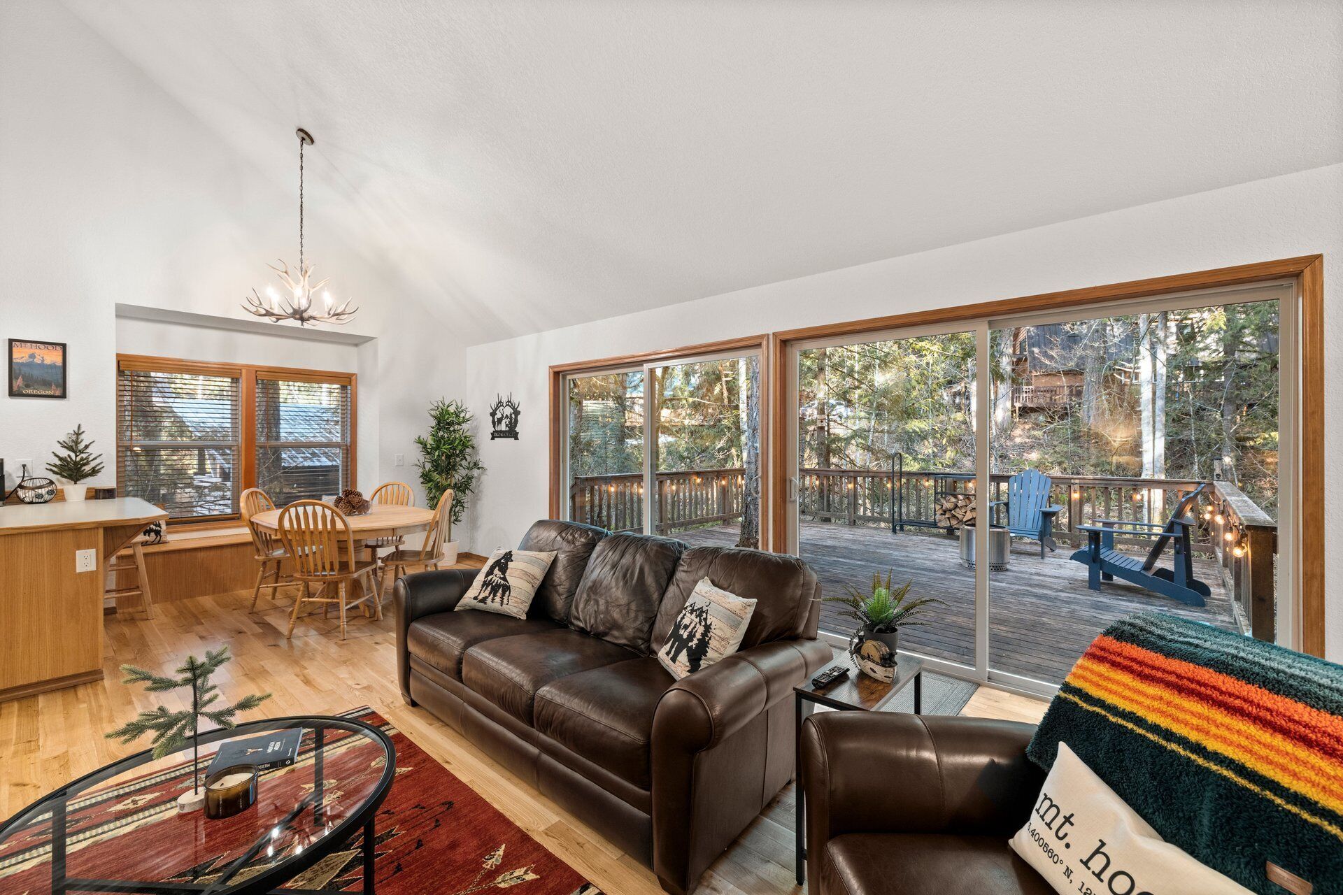 ZigZag Chalet Next To Sandy River With Hot Tub