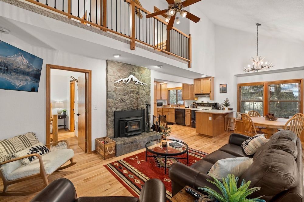 ZigZag Chalet Next To Sandy River With Hot Tub