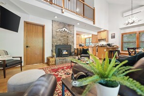 Téléviseur connecté, foyer, livres, écran d’ordinateur