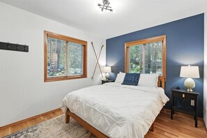 3 bedrooms, desk, iron/ironing board, free WiFi - Cozy cabin with private hot tub - Trails and Sandy River nearby - Sleeps 7 (Rhododendron)