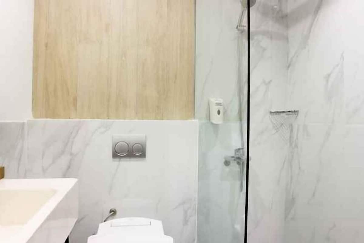 Douche, douche à « effet pluie », articles de toilette gratuits