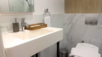 Dusche, Regendusche, kostenlose Toilettenartikel, Haartrockner