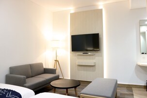 华丽双人房 | 起居区 | 32-英寸LED 电视 （配备有线频道）、电视