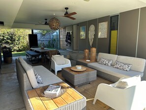 تناول الطعام بالخارج