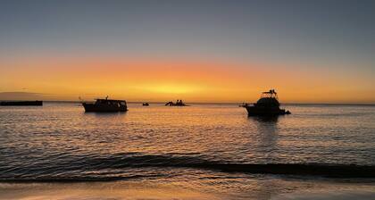 Relaxed Island Retreat - walking distance to the beach!