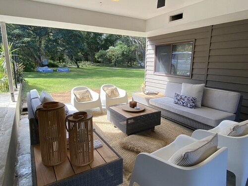 Relaxed Island Retreat - walking distance to the beach!