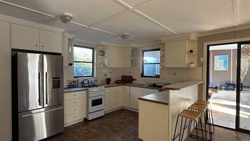 Fridge, oven, stovetop, coffee/tea maker