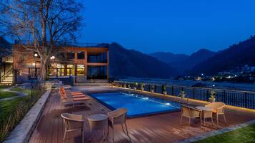 2 outdoor pools