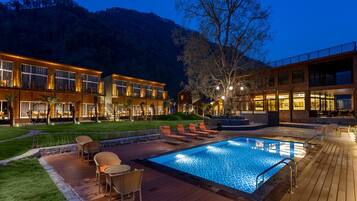 2 piscines extérieures