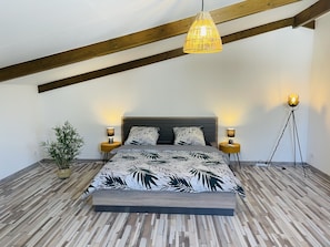 2 chambres, bureau, fer et planche à repasser, lit parapluie