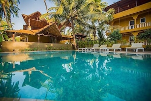 Una piscina al aire libre