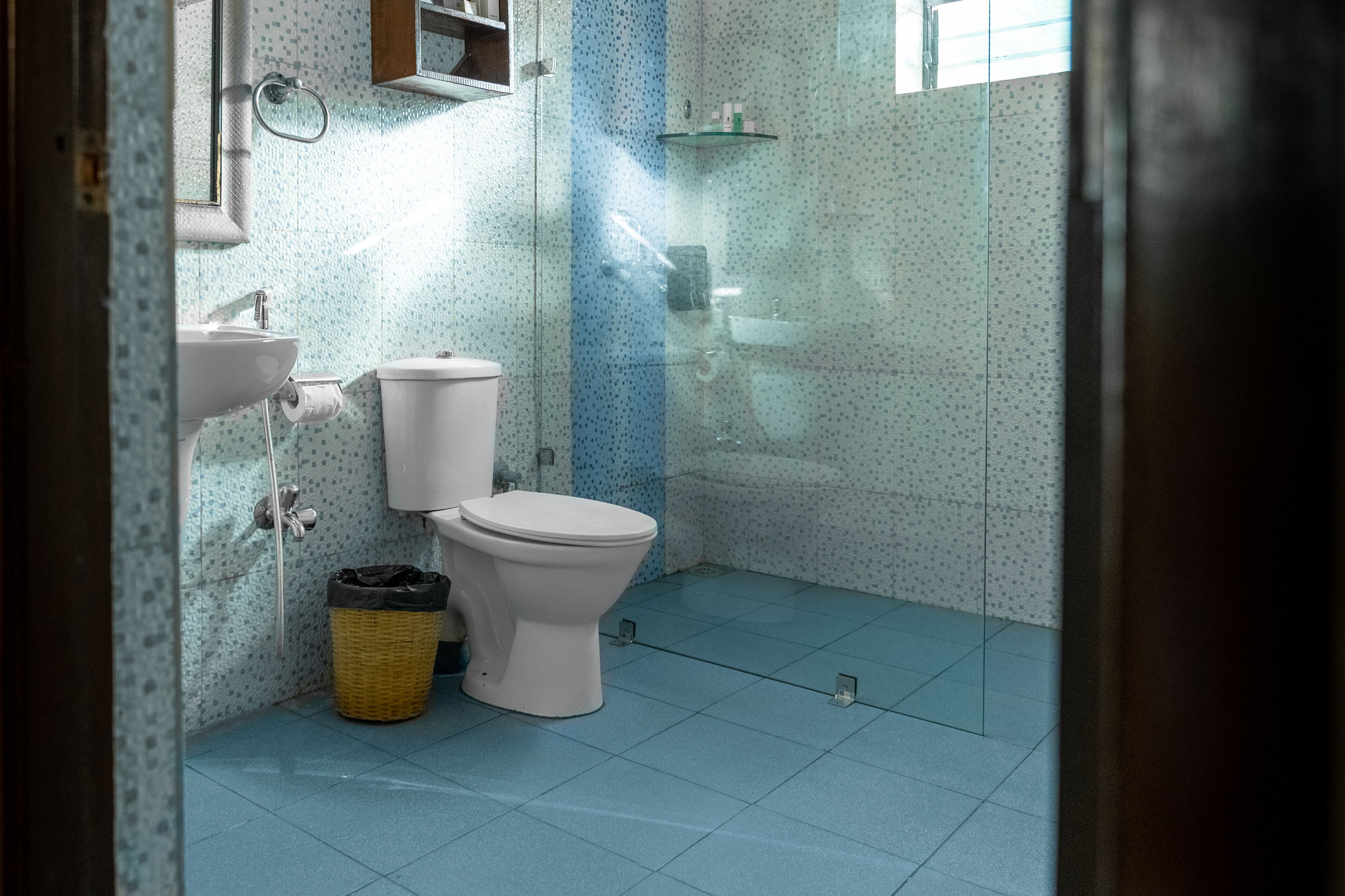 Un baño con inodoro, lavabo y cabina de ducha.