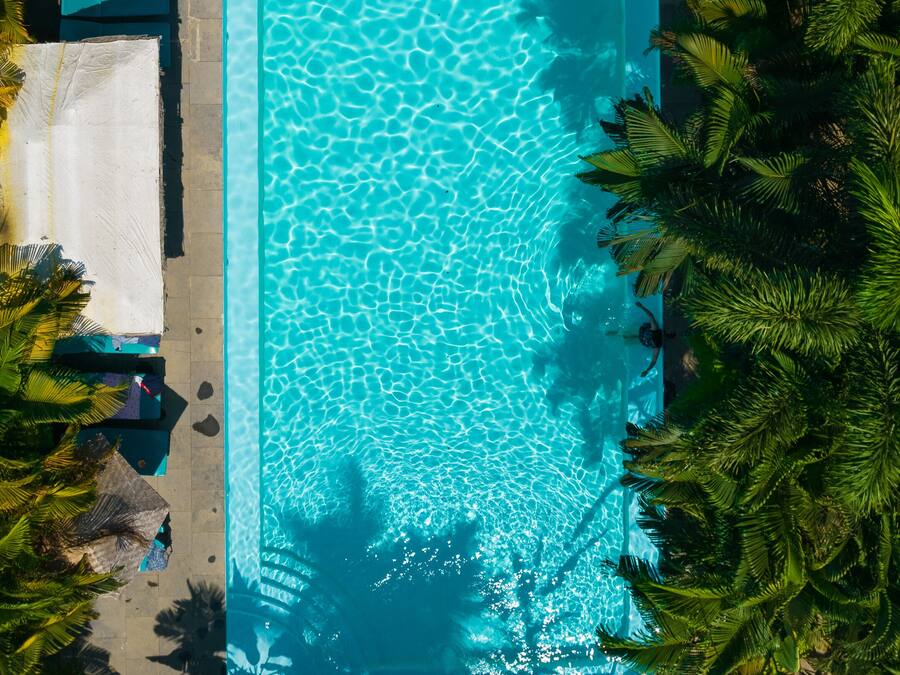 Una piscina al aire libre