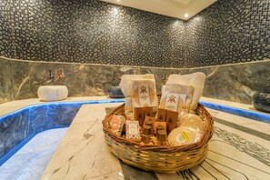 Sauna, Turkish bath/hammam, aromatherapy, Thai massages, sports massages