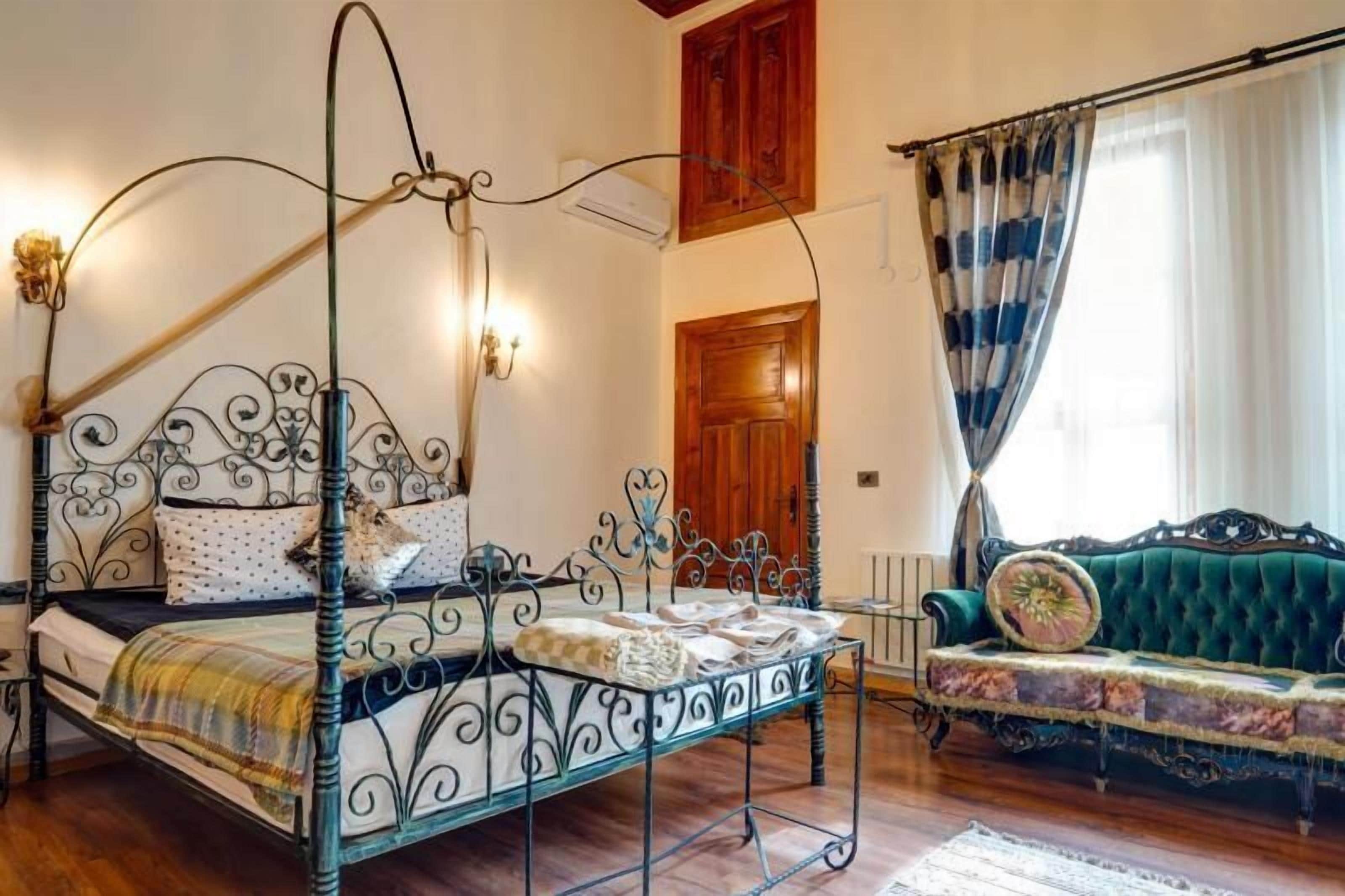 أغطية فراش متميزة وخزنة داخل الغرفة وطراز ف ريد لكل وحدة وستائر تعتيم