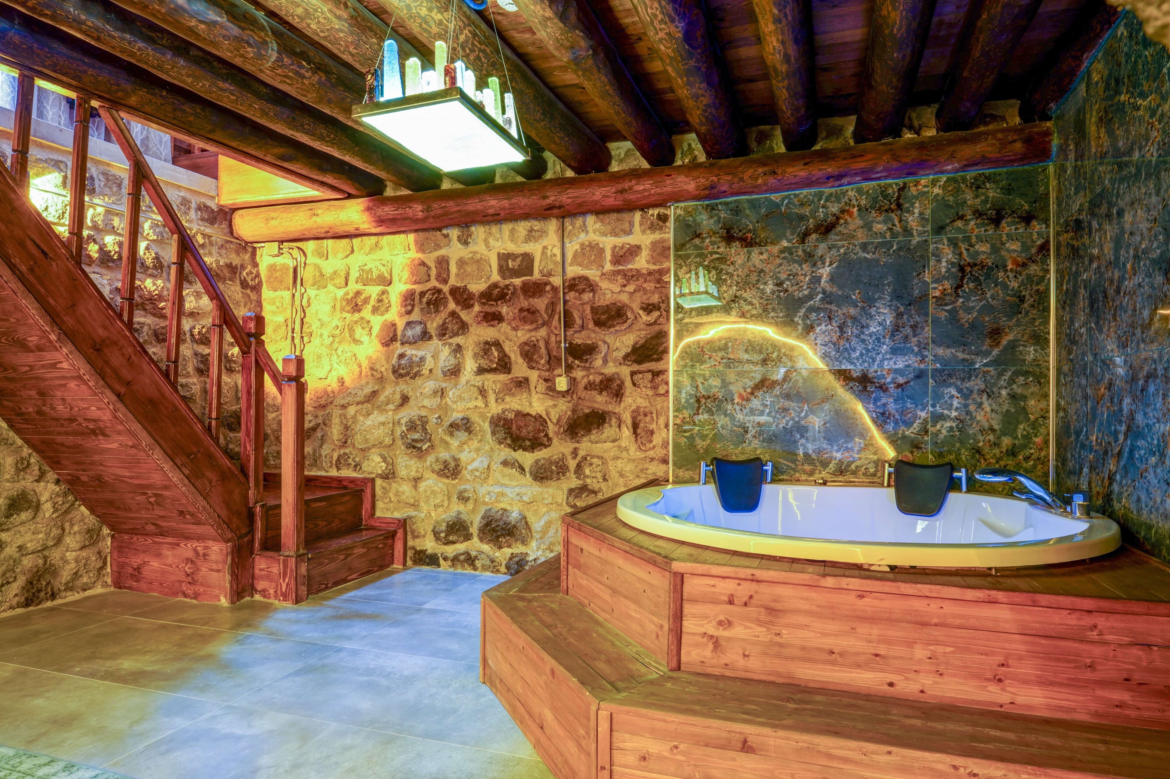 Premium Room | Bathroom | Shower, hydromassage showerhead, hair dryer, slippers