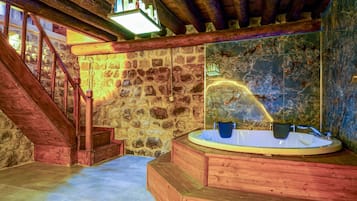 Premium Room | Bathroom | Shower, hydromassage showerhead, hair dryer, slippers