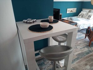 1 slaapkamer, een strijkplank/strijkijzer, wifi, beddengoed