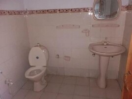 Ducha, artículos de higiene personal gratuitos, zapatillas y toallas