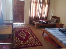 Tabla de planchar con plancha y ropa de cama 