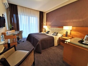 خزنة داخل الغرفة وبديكورات فريدة لكل غرفة وطراز فريد لكل وحدة ومكتب