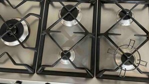 A gas stove with four burners and a control knob. - Beautiful 1 bedroom house (Auckland)