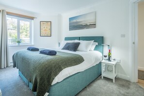 2 bedrooms, desk, iron/ironing board, WiFi