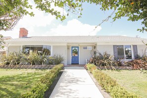 Exterior - 1mile to Disneyland family friendly House with a pool, hot tub, and game room (Anaheim)