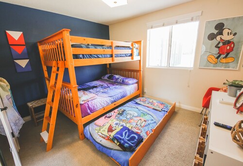 1mile to Disneyland family friendly House with a pool, hot tub, and game room