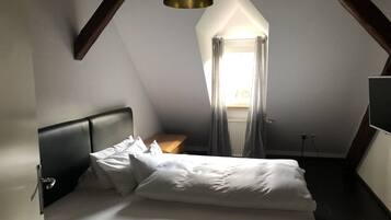 2 Schlafzimmer, Zimmersafe, Schreibtisch, Bügeleisen/Bügelbrett