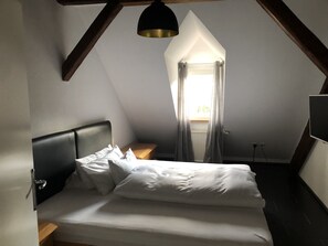 2 chambres, coffres-forts dans les chambres, bureau