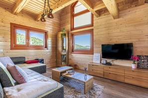 21-inch flat-screen TV with digital channels, TV, fireplace - House Of Nature With Sauna And Tents (Sentjur)
